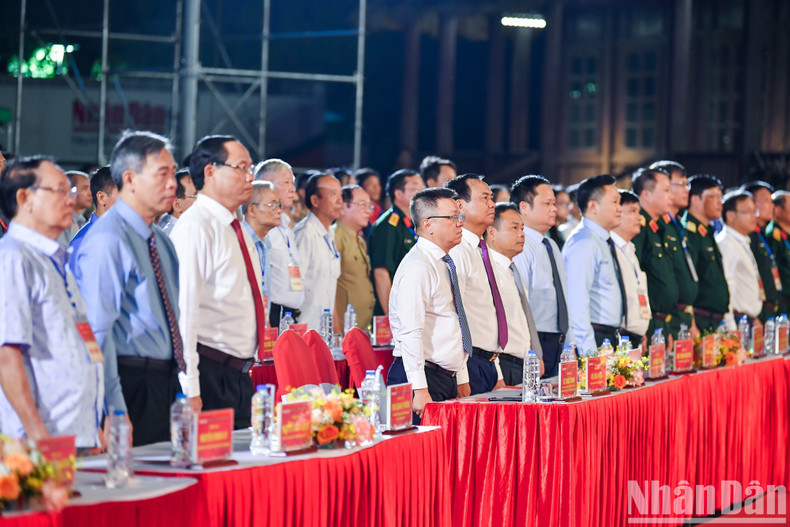 Участники мероприятия приветствуют флаг. Участники мероприятия приветствуют флаг.