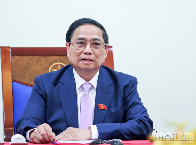 Премьер-министр Фам Минь Тьинь во время телефонного разговора. Фото: Чан Хай Премьер-министр Фам Минь Тьинь во время телефонного разговора. Фото: Чан Хай