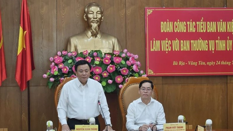 Товарищ Нгуен Суан Тханг выступает на рабочей встрече. Товарищ Нгуен Суан Тханг выступает на рабочей встрече.