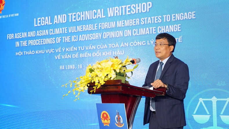 Постоянный замминистра Нгуен Минь Ву выступает на семинаре. Постоянный замминистра Нгуен Минь Ву выступает на семинаре.