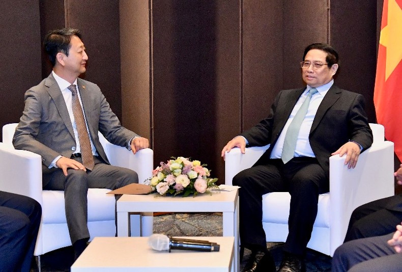 Премьер-министр Фам Минь Тьинь и Министр торговли, промышленности и энергетики Южной Кореи Ан Док Кын. Премьер-министр Фам Минь Тьинь и Министр торговли, промышленности и энергетики Южной Кореи Ан Док Кын.