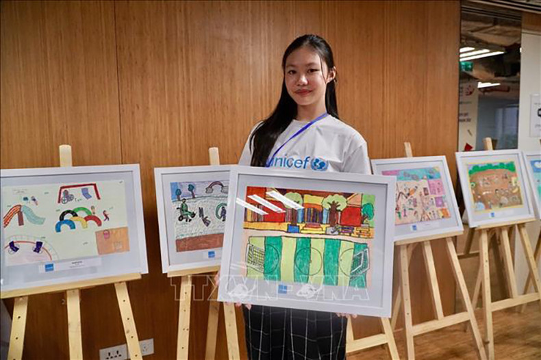 Картины, представленные в рамках мероприятия. Фото: ВИА Картины, представленные в рамках мероприятия. Фото: ВИА