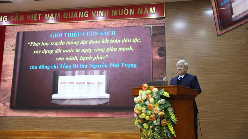 Товарищ До Ван Тьиен представляет содержание книги. Товарищ До Ван Тьиен представляет содержание книги.