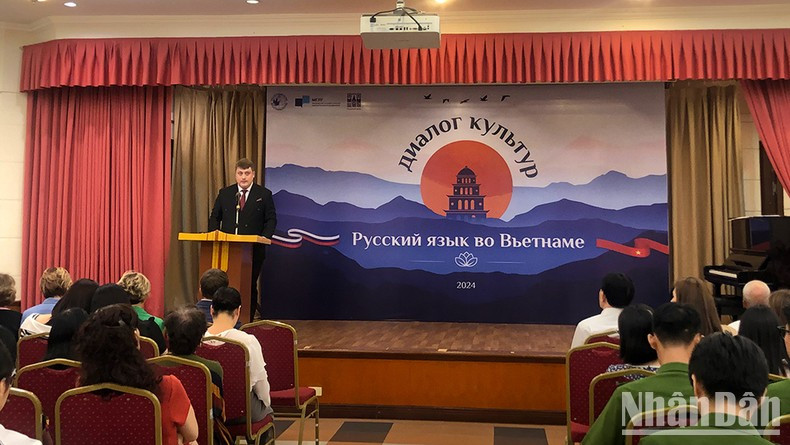 Руководитель представительства Россотрудничества во Вьетнаме Владимир Мурашкин выступает с речью. Руководитель представительства Россотрудничества во Вьетнаме Владимир Мурашкин выступает с речью.