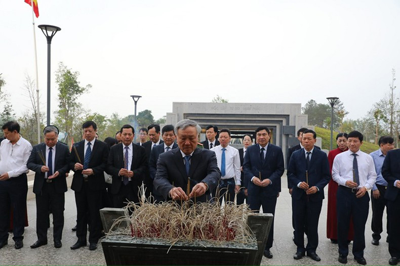 Товарищ Нгуен Хоа Бинь воскуряет благовония в храме павших бойцов на холме F. Товарищ Нгуен Хоа Бинь воскуряет благовония в храме павших бойцов на холме F.