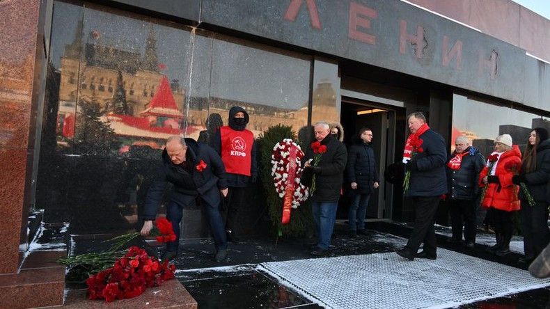 Руководители КПРФ возлагают цветы. Фото: kprf.ru Руководители КПРФ возлагают цветы. Фото: kprf.ru