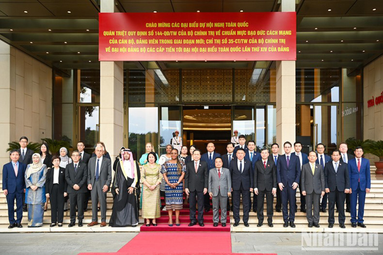 Председатель НС Чан Тхань Ман и участники встречи. Председатель НС Чан Тхань Ман и участники встречи.