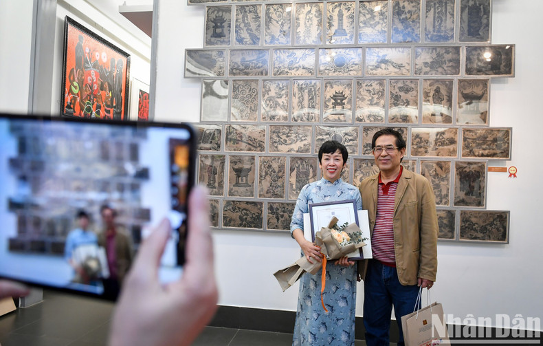 Автор Ле Тхи Тхань получила первый приз за работу «Тысяча древних отпечатков». Автор Ле Тхи Тхань получила первый приз за работу «Тысяча древних отпечатков».