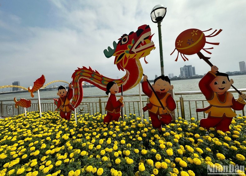 Миниатюры-талисманы драконов украшают цветочную зону.