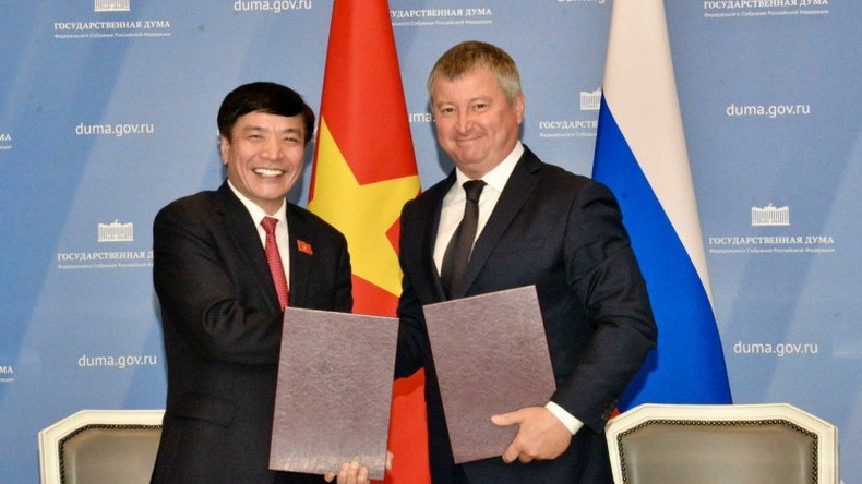 Стороны подписывают соглашение о сотрудничестве между Канцелярией НС Вьетнама и Аппаратом Госдумы России. Стороны подписывают соглашение о сотрудничестве между Канцелярией НС Вьетнама и Аппаратом Госдумы России.
