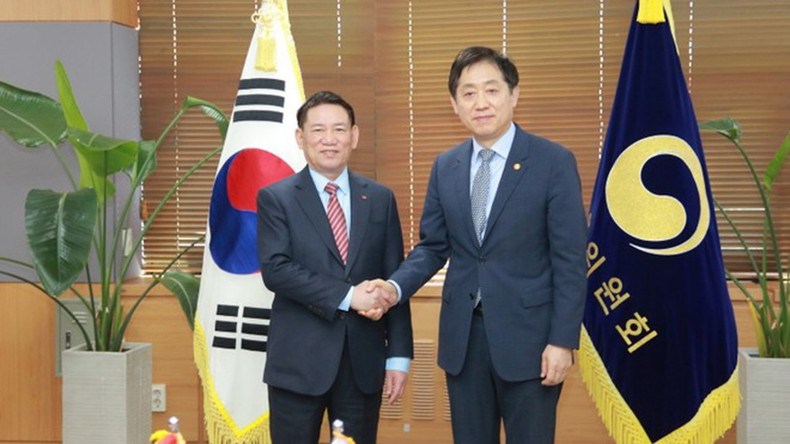 Министр финансов Хо Дык Фок и Председатель FSC Ким Джу Хён. Фото: ВИА Министр финансов Хо Дык Фок и Председатель FSC Ким Джу Хён. Фото: ВИА