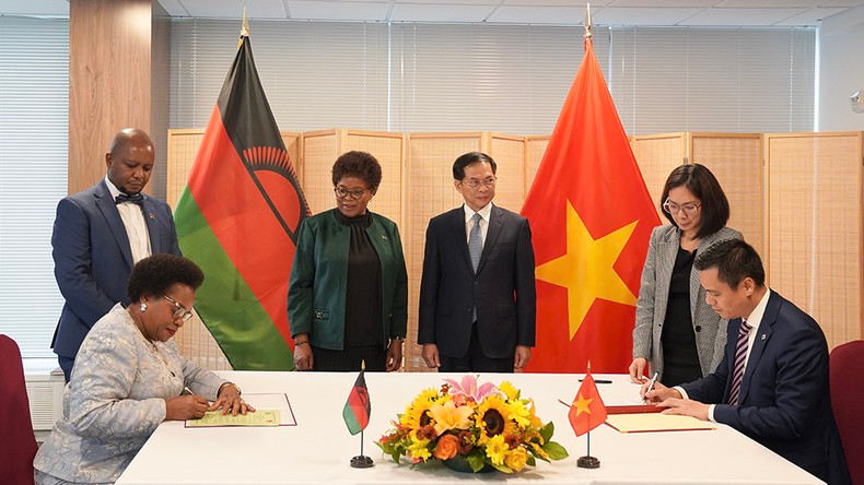 Церемония подписания совместного коммюнике об установлении дипломатических отношений между Вьетнамом и Малави. Фото: МИД Вьетнама