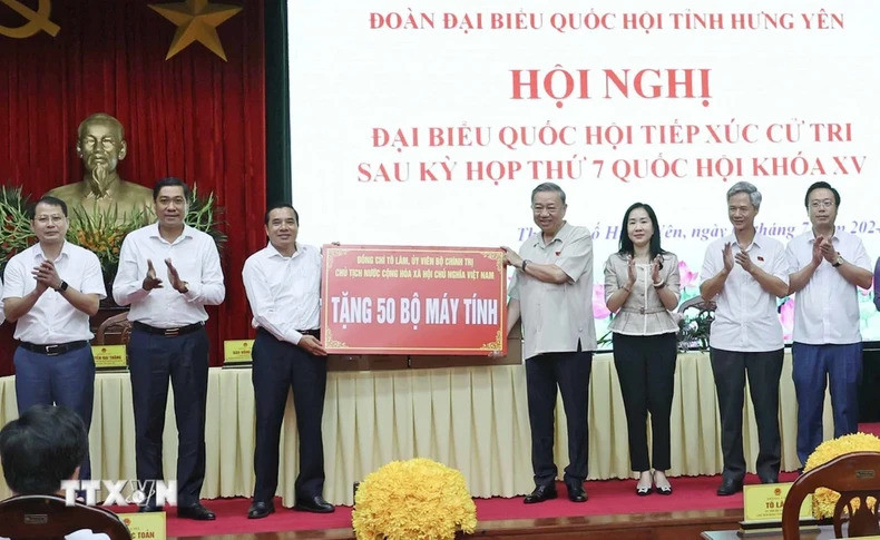 Президент То Лам вручает 50 компьютерных комплектов ученикам города Хынгйен. Фото: ВИА Президент То Лам вручает 50 компьютерных комплектов ученикам города Хынгйен. Фото: ВИА