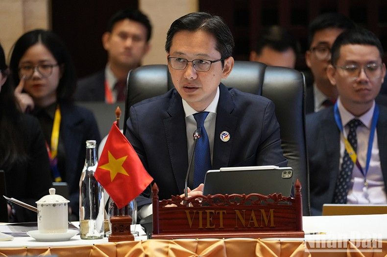 Заместитель министра иностранных дел До Хунг Вьет на мероприятии. Фото: Хай Тиен Заместитель министра иностранных дел До Хунг Вьет на мероприятии. Фото: Хай Тиен