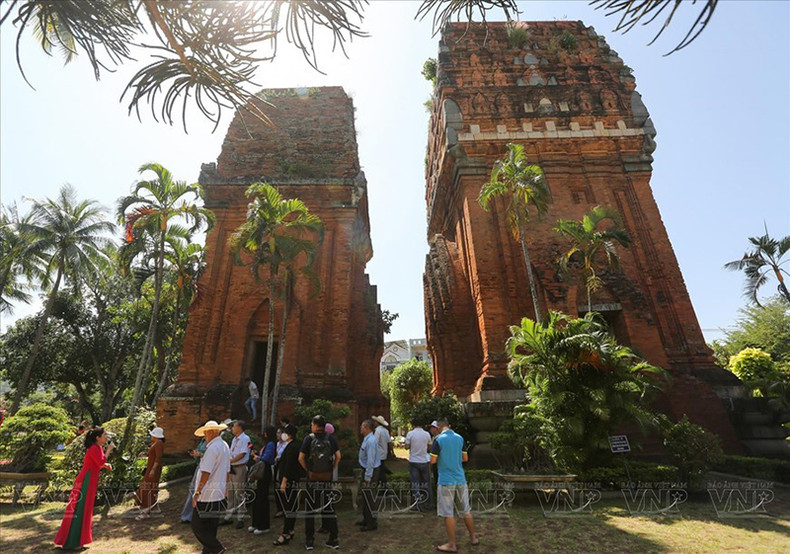 Туристы изучают историю памятника башен-близнецов. (Фото: ВИА) Туристы изучают историю памятника башен-близнецов. (Фото: ВИА)