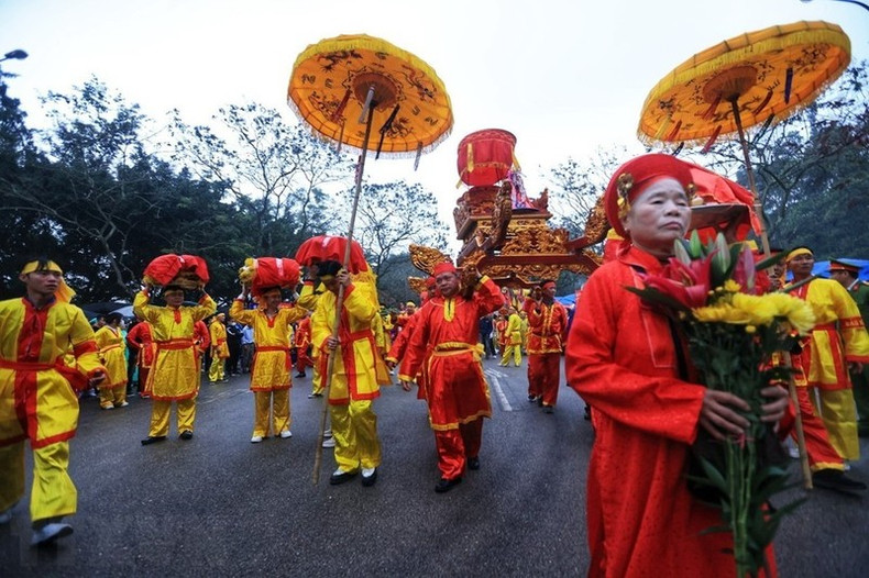Шествие с подношениями в оживленной и торжественной атмосфере в рамках Фестиваля храма Шок. Шествие с подношениями в оживленной и торжественной атмосфере в рамках Фестиваля храма Шок.