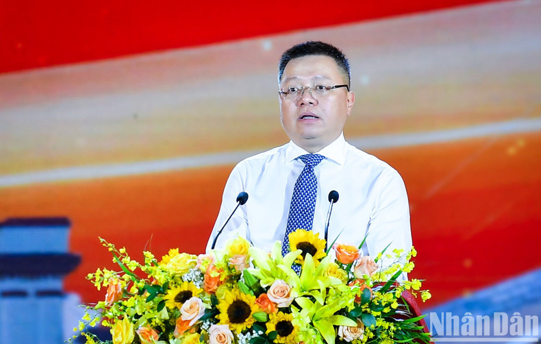 Товарищ Ле Куок Минь выступает с речью. Товарищ Ле Куок Минь выступает с речью.