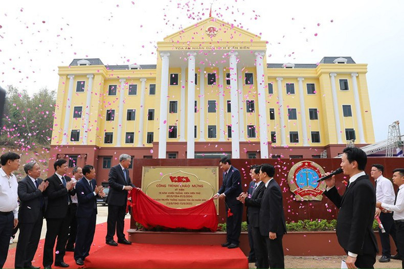 Товарищ Нгуен Хоа Бинь прикрепляет табличку к зданию Народного суда провинции Дьенбьен. Товарищ Нгуен Хоа Бинь прикрепляет табличку к зданию Народного суда провинции Дьенбьен.