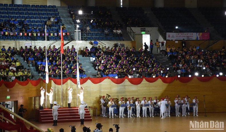 Церемония спуска флага спортивного праздника. Фото: Ань Дао Церемония спуска флага спортивного праздника. Фото: Ань Дао