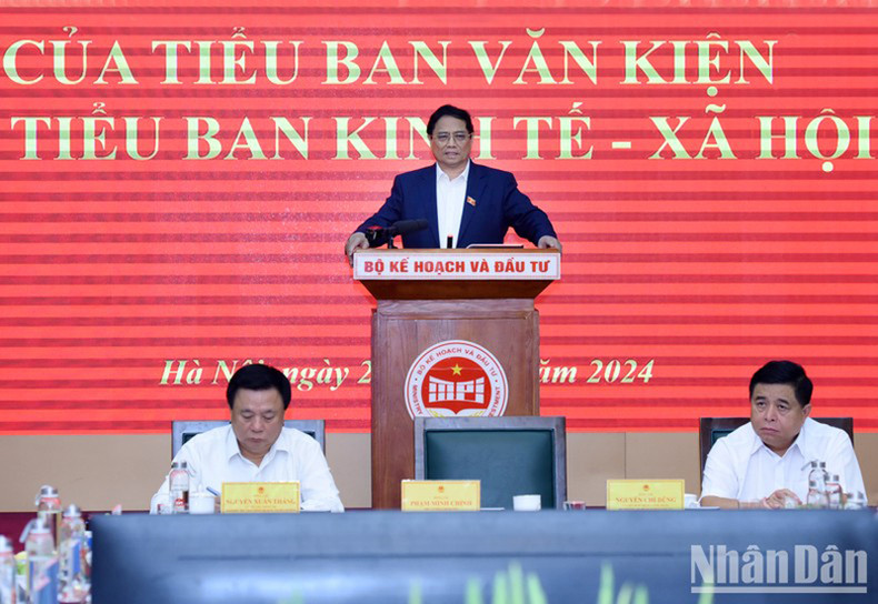 Премьер-министр Фам Минь Тьинь выступает на заседании. Фото: Чан Хай