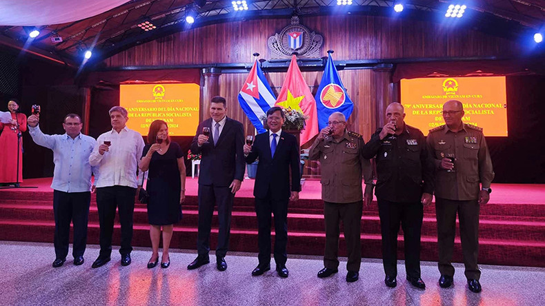 Участники мероприятия фотографируются на память. Фото: baoquocte.vn Участники мероприятия фотографируются на память. Фото: baoquocte.vn