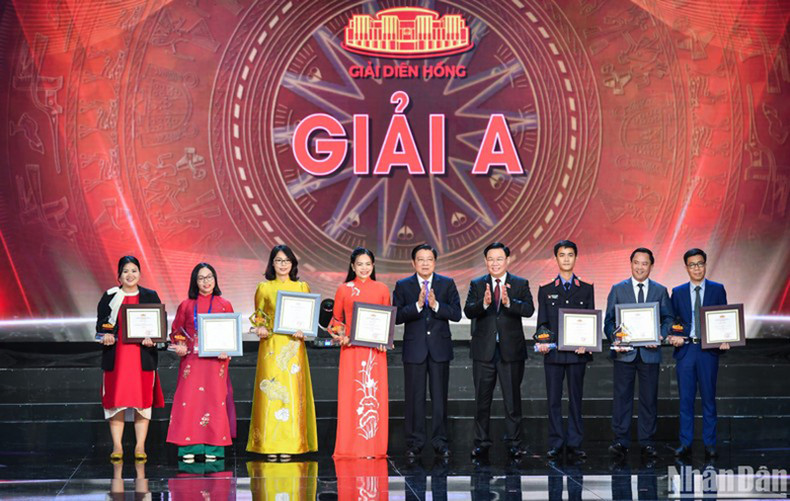 Товарищи Выонг Динь Хюэ и Фан Динь Чак вручают призы А представителям 7 авторских групп. Товарищи Выонг Динь Хюэ и Фан Динь Чак вручают призы А представителям 7 авторских групп.