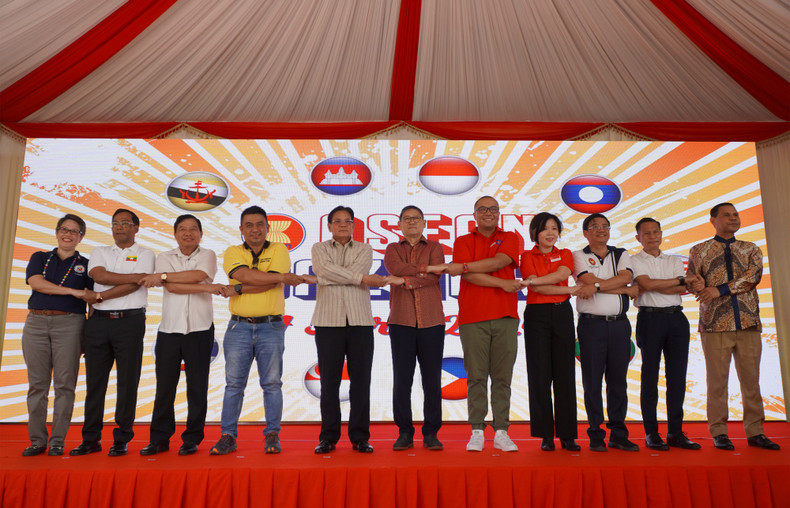 Вице-премьер, Министр иностранных дел и международного сотрудничества Камбоджи Сок Ченда Софеа (в центре) фотографируется с послами и представителями посольств стран АСЕАН. Фото: Нгуен Хиеп