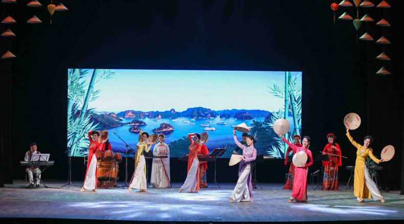 Артисты выступают в рамках художественной программы. Фото: Нгуен Хонг