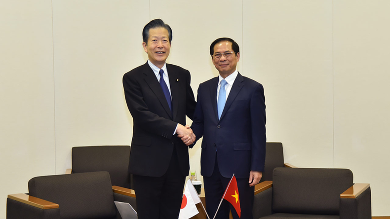 Министр иностранных дел Буй Тхань Шон принимает Председателя партии «Комэйто» Ямагути Нацуо. Министр иностранных дел Буй Тхань Шон принимает Председателя партии «Комэйто» Ямагути Нацуо.