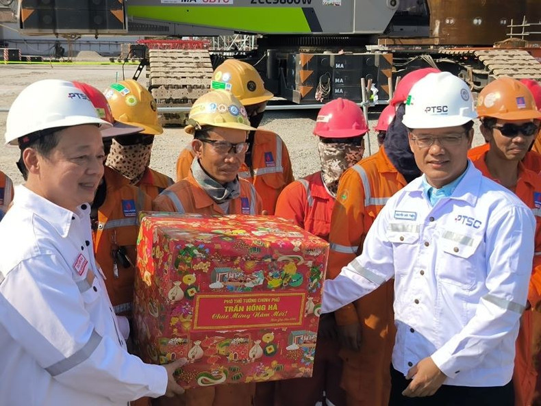 Вице-премьер Чан Хонг Ха вручает новогодние подарки работникам PTSC. Вице-премьер Чан Хонг Ха вручает новогодние подарки работникам PTSC.