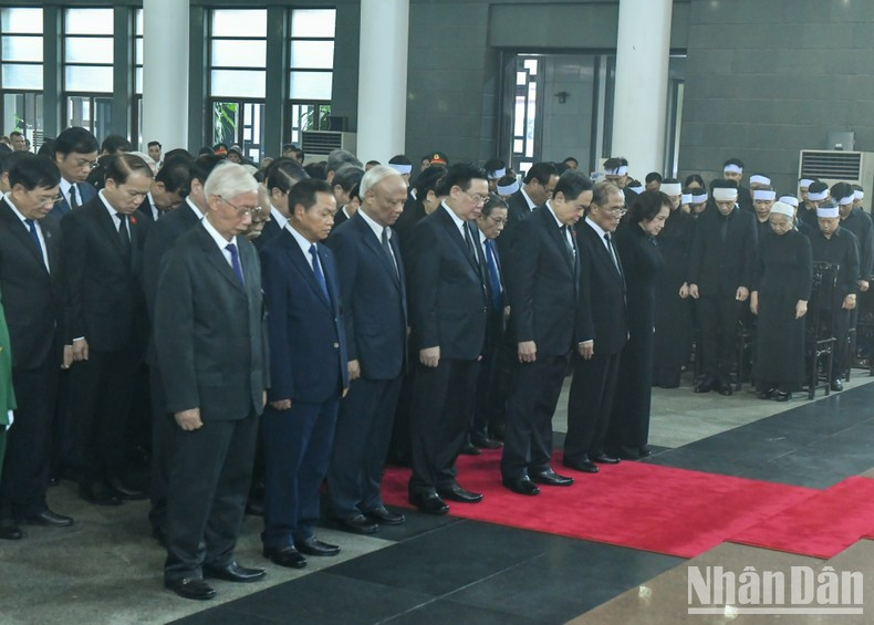 Делегация Национального собрания чтит память Генерального секретаря ЦК КПВ Нгуен Фу Чонга. Делегация Национального собрания чтит память Генерального секретаря ЦК КПВ Нгуен Фу Чонга.