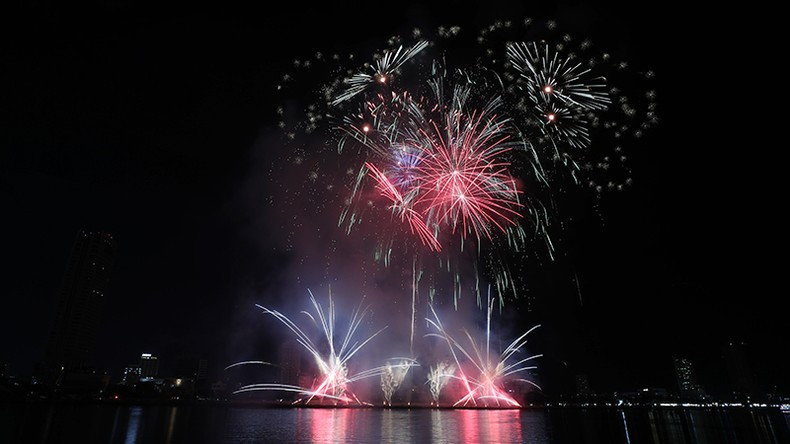 Команда Дананга представляет зрителям «Небесный танец».