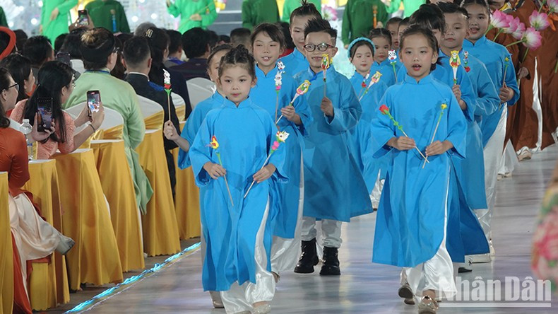 Дети выступают на церемонии открытия фестиваля.