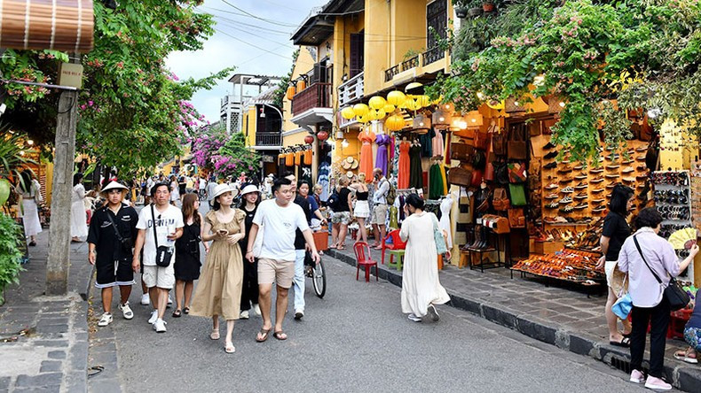 Туристы посещают древний город Хойан. Фото: Тхань Чук Туристы посещают древний город Хойан. Фото: Тхань Чук