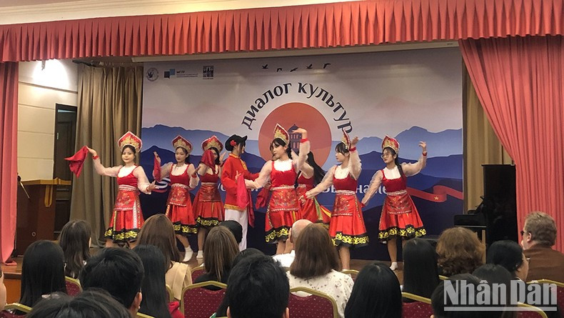 Художественный номер в рамках церемонии открытия. Художественный номер в рамках церемонии открытия.