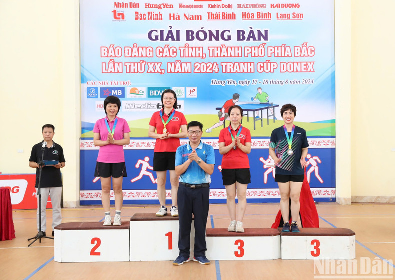 Журналистка Нгуен Фыонг Тям (газета «Хынгйен») стала победителем в одиночном разряде среди женщин старше 45 лет. Журналистка Нгуен Фыонг Тям (газета «Хынгйен») стала победителем в одиночном разряде среди женщин старше 45 лет.