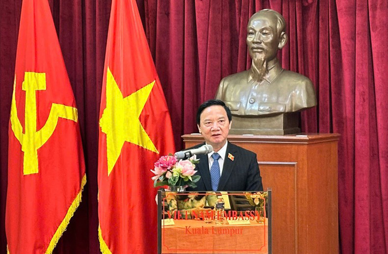 Зампредседателя НС Нгуен Кхак Динь на встрече. Зампредседателя НС Нгуен Кхак Динь на встрече.