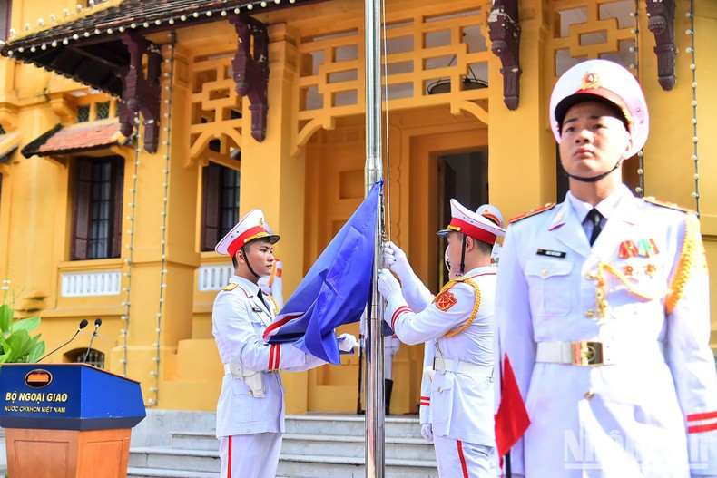 Церемония поднятия флага проходит в торжественной обстановке.