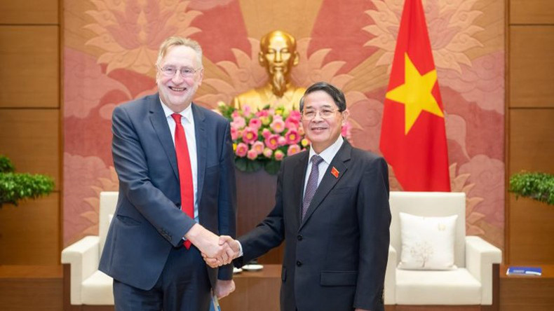 Зампредседателя НС Нгуен Дык Хай (справа) и председатель Комитета по международной торговле ЕП Бернд Ланге. Зампредседателя НС Нгуен Дык Хай (справа) и председатель Комитета по международной торговле ЕП Бернд Ланге.