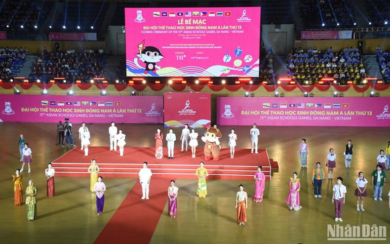 Церемония закрытия 13-х Игр школьников Юго-Восточной Азии. Фото: Ань Дао Церемония закрытия 13-х Игр школьников Юго-Восточной Азии. Фото: Ань Дао