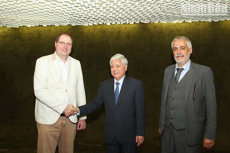 Член Политбюро ФКП Тайлан Кошкун и Заведующий Отделом иностранных дел ФКП Венсан Буле приветствуют товарища До Ван Тьиена. Фото: Кхай Хоан