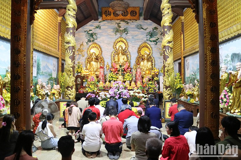 Все молятся о мирном и счастливом Новом году. Фото: Хай Тиен Все молятся о мирном и счастливом Новом году. Фото: Хай Тиен