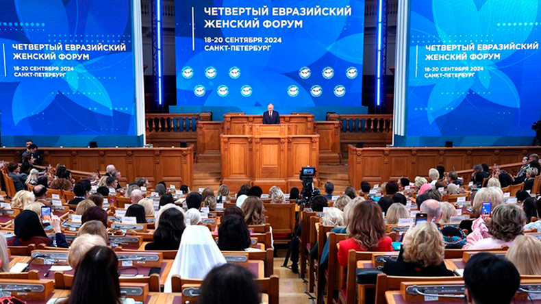 Президент России Владимир Путин выступает на форуме. Фото: Совет Федерации ФС РФ Президент России Владимир Путин выступает на форуме. Фото: Совет Федерации ФС РФ