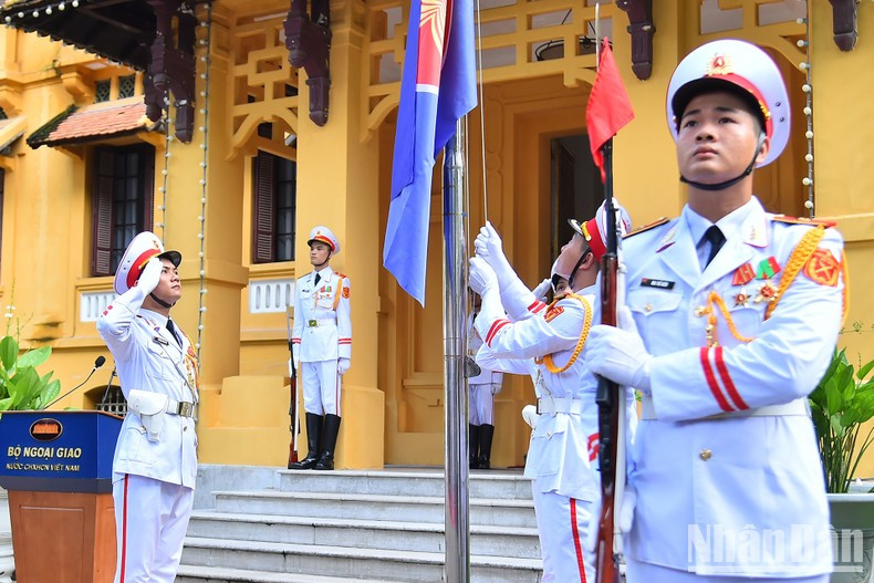 Флаг АСЕАН является символом солидарности, дружбы, сотрудничества Ассоциации и стремления к миру, стабильности и процветанию всех стран-членов под общей крышей Сообщества АСЕАН.