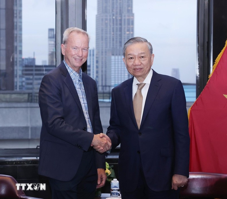 Генеральный секретарь ЦК КПВ, Президент То Лам принимает г-на Эрика Шмидта. Фото: ВИА Генеральный секретарь ЦК КПВ, Президент То Лам принимает г-на Эрика Шмидта. Фото: ВИА