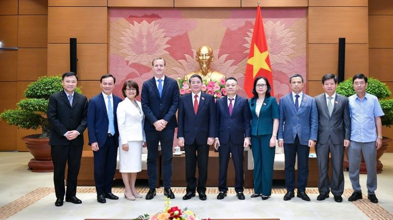 Участники мероприятия фотографируются на память. Участники мероприятия фотографируются на память.