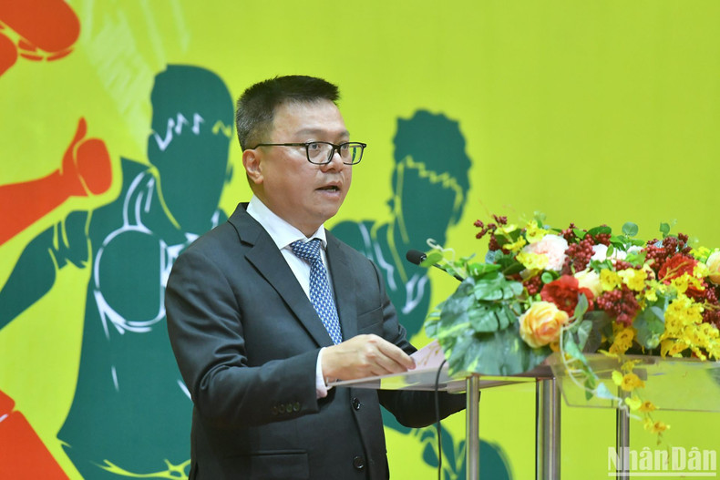 Главный редактор газеты «Нянзан» Ле Куок Минь выступает со вступительной речью. Главный редактор газеты «Нянзан» Ле Куок Минь выступает со вступительной речью.