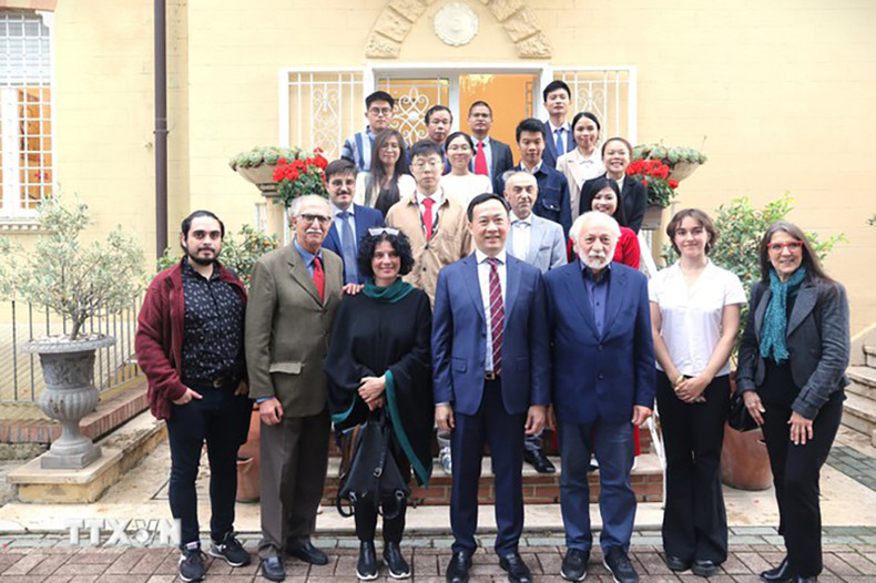 Делегаты фотографируются на память. Фото: ВИА Делегаты фотографируются на память. Фото: ВИА