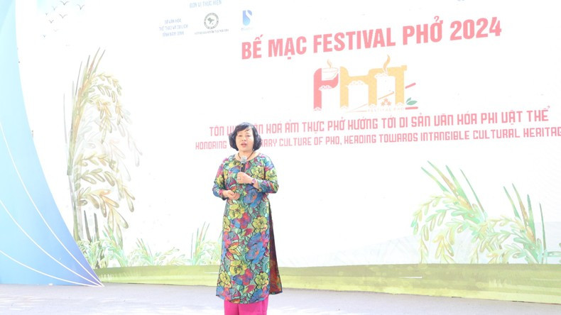 Ремесленник Ле Тхи Тхиет выступает с речью.