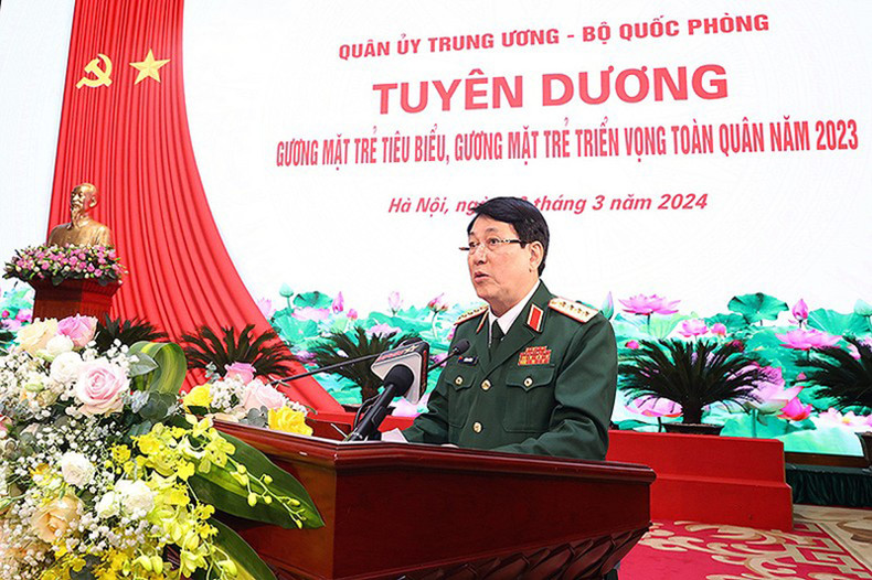 Генерал армии Лыонг Кыонг выступает на церемонии. Генерал армии Лыонг Кыонг выступает на церемонии.